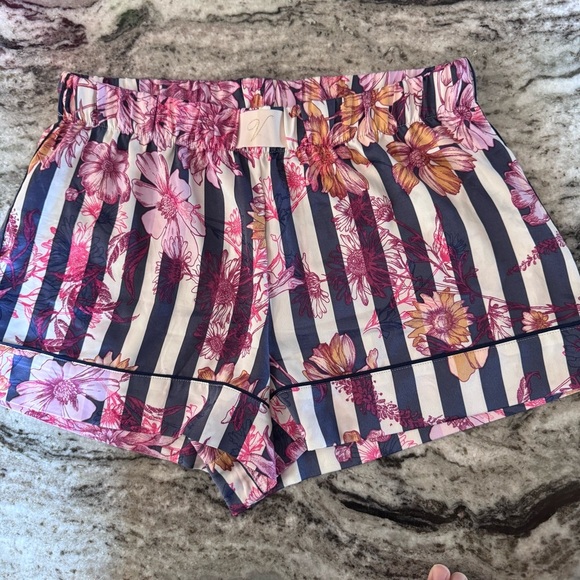 VS Silk Pj Shorts size Small - Picture 1 of 6